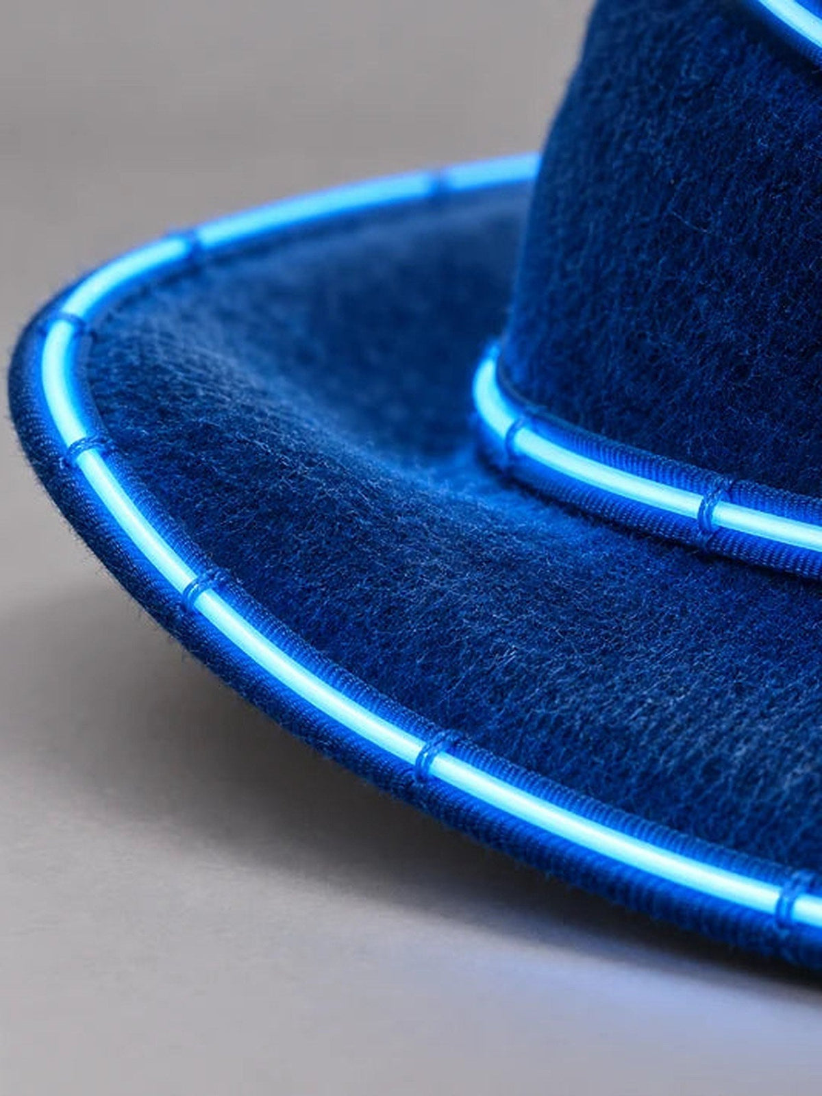Detail der leuchtenden Kante am blauen Lumare Cowboyhut