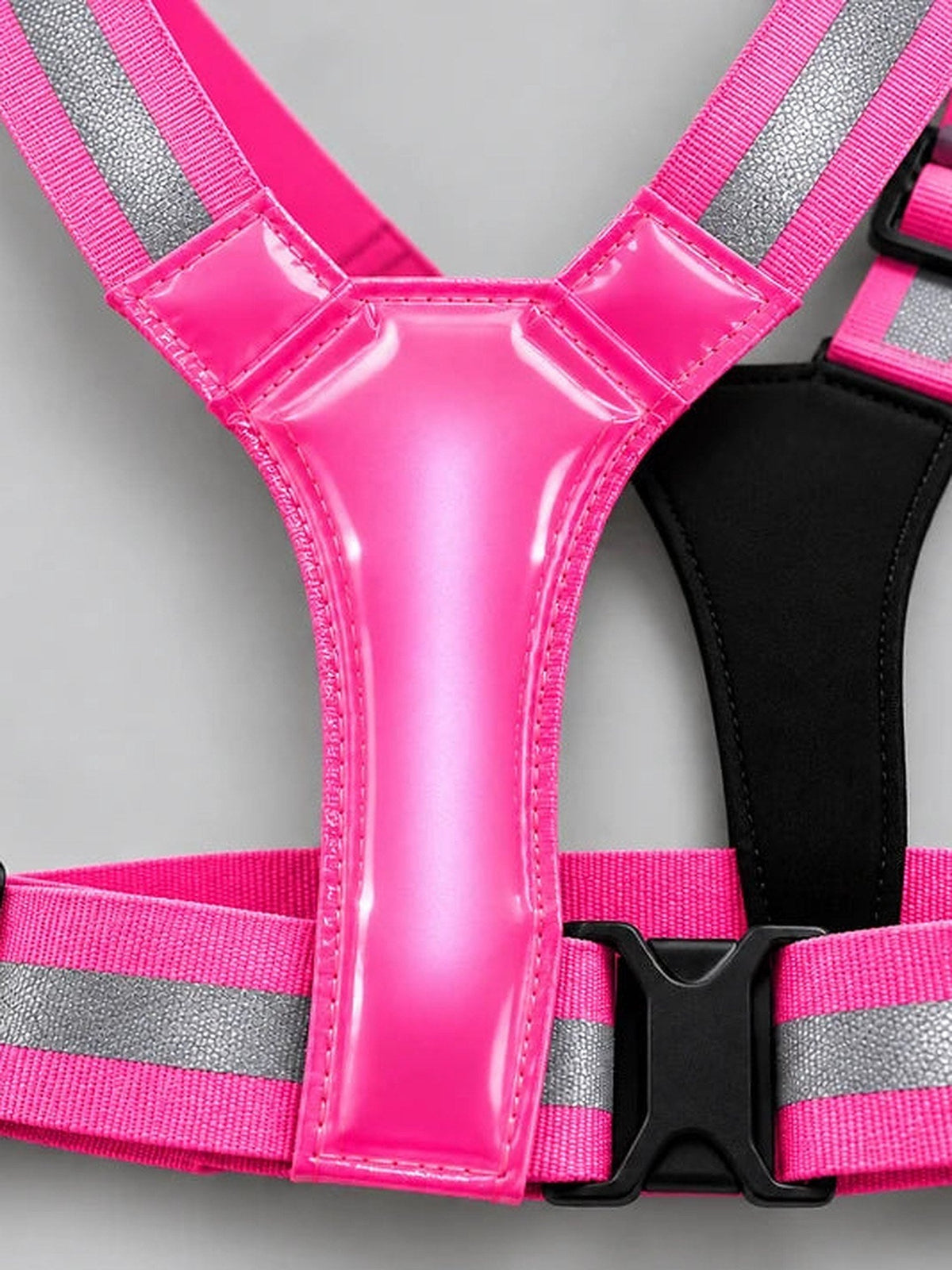 Detail der pinken Lumare Glow-Reitweste mit Reflektorstreifen und Steckschnalle